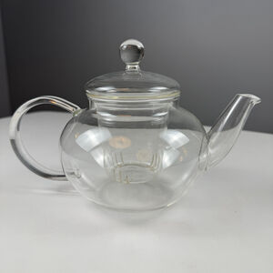 borosilicate glass teapot with a glass infuser for loose-leaf tea.